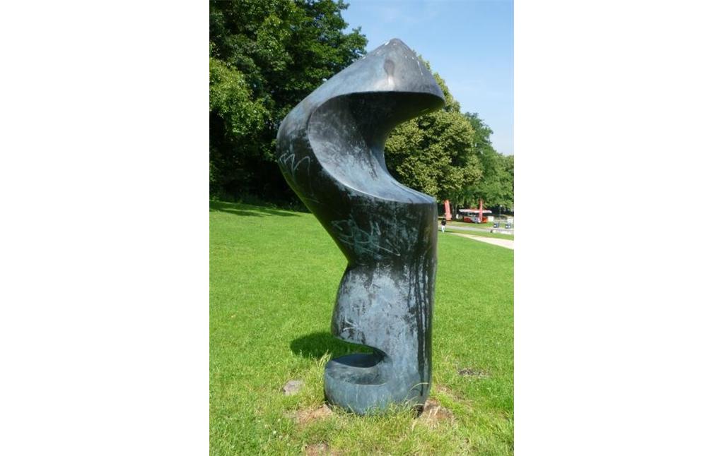 Die Skulptur "Uralte Form" des ungarischen Bildhauers Lajos Barta (1899-1986) im Kölner Hiroshima-Nagasaki-Park (2009).