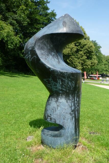 Die Skulptur "Uralte Form" des ungarischen Bildhauers Lajos Barta (1899-1986) im Kölner Hiroshima-Nagasaki-Park (2009).