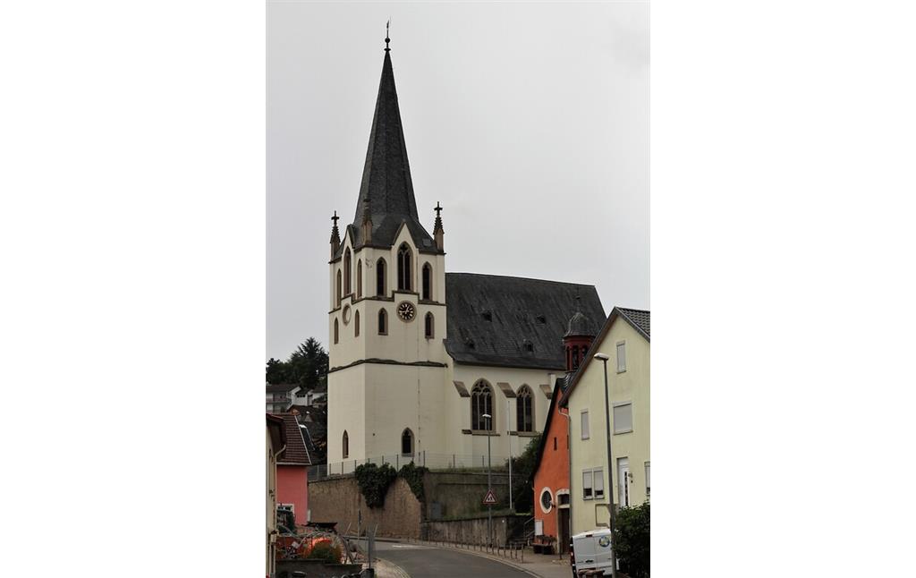 Die Evangelische Kirche in Laubenheim von der Naheweinstraße aus (2021)