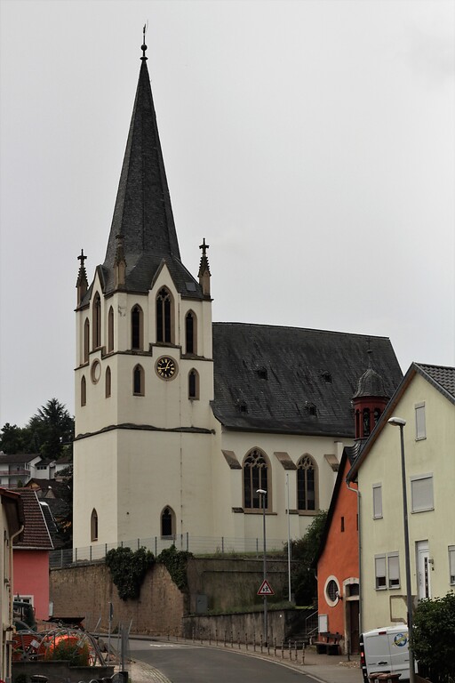 Die Evangelische Kirche in Laubenheim von der Naheweinstraße aus (2021)