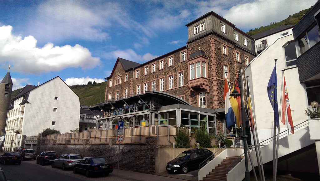 Pfarrhaus und katholische Kindertagesstätte St. Peter in Zell/ Mosel (2015).