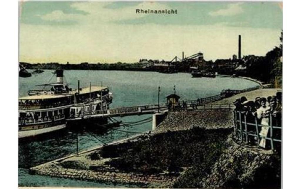 Ansichtskarte des Porzer Rheinufers von 1911 mit der Bootsanlagestelle, heute Köln-Düsseldorfer, und der Rampe. Im Hintergrund sind weitere Schiffsanlegestellen und Industrieanlagen zu erkennen.