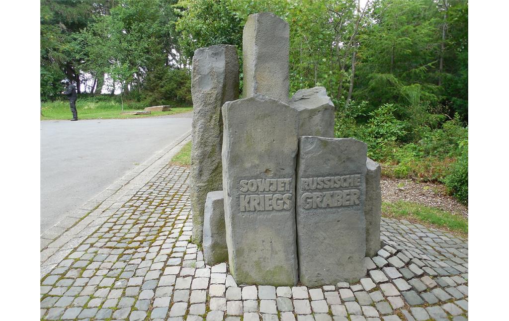 Gedenkstein am Parkplatz bei der Sowjetischen Kriegsgräberstätte in Simmerath-Rurberg (2020).