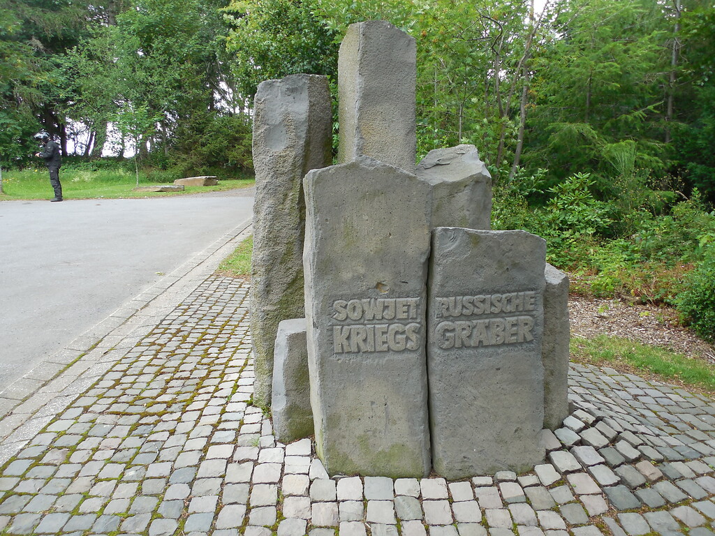 Gedenkstein am Parkplatz bei der Sowjetischen Kriegsgräberstätte in Simmerath-Rurberg (2020).