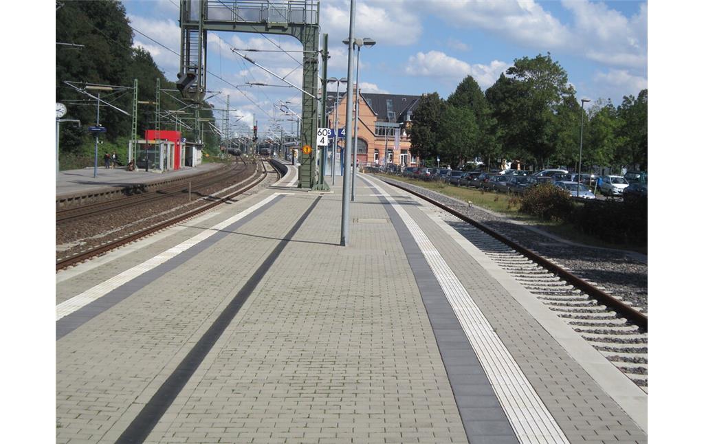Stolberg, Hauptbahnhof (2015). Blick über den Bahnsteig Gleise 43/44 auf das Empfangsgebäude