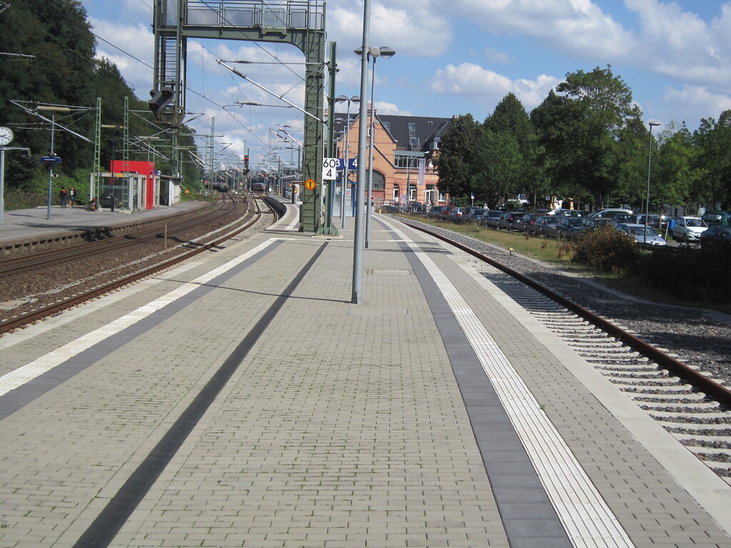 Stolberg, Hauptbahnhof (2015). Blick über den Bahnsteig Gleise 43/44 auf das Empfangsgebäude