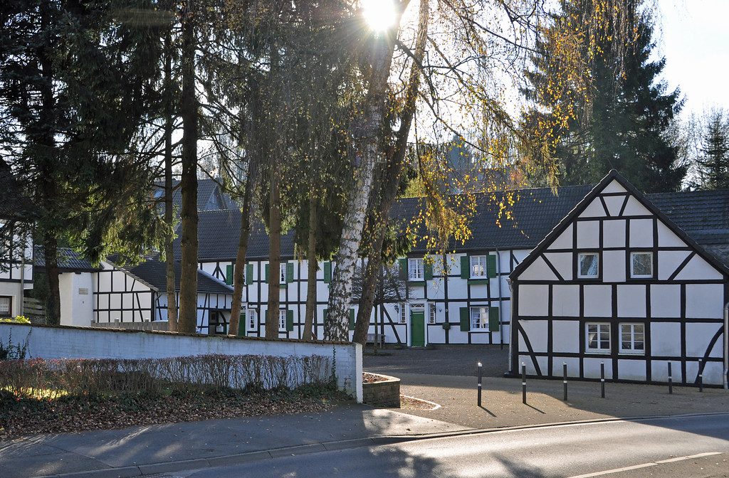 Wohnhäuser bei Burg Zweiffel (2014)