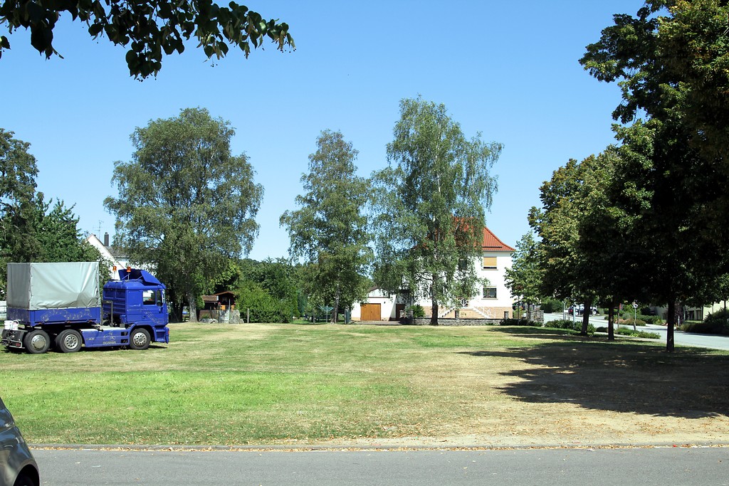 An den Marktplatz von Nonnweiler-Otzenhausen angrenzende Wiese (2016)