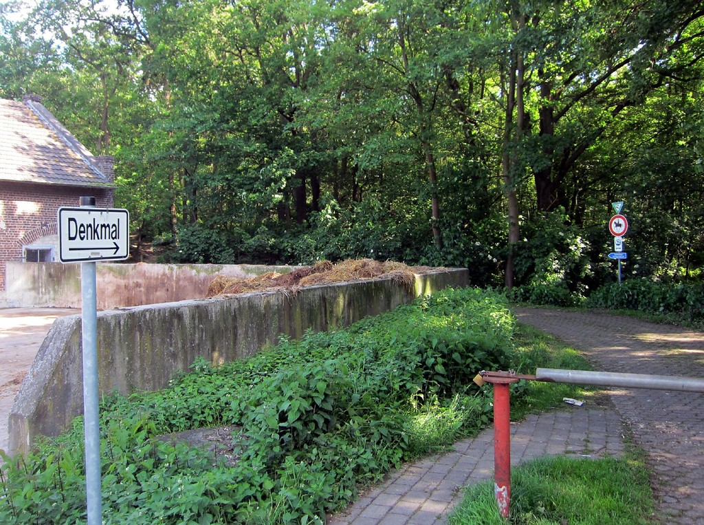 Der ausgeschilderte Weg zum Bodendenkmal, dem Mottenhügel am früheren Herrenhaus Rott in Troisdorf (2014)