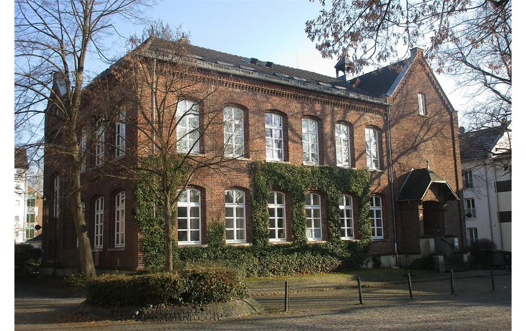Das Gebäude der alten Schule am östlichen Ende des Marktplatzes in Troisdorf-Sieglar (2017)