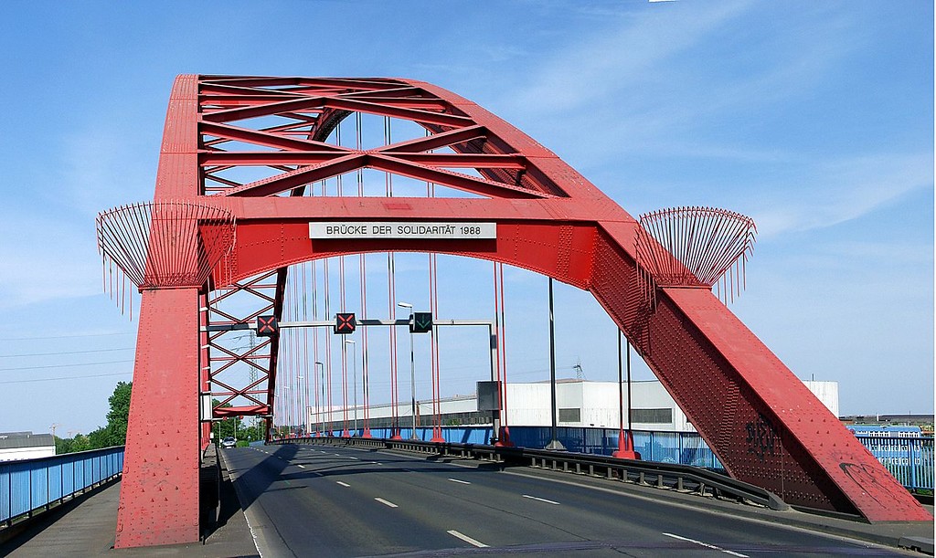 Blick auf die "Brücke der Solidarität" über den Rhein zwischen den Duisburger Stadtteilen Hochemmerich und Hochfeld (2007)