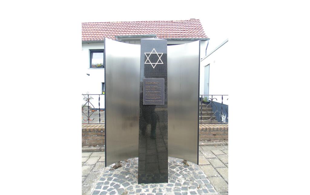 Der Gedenkstein am früheren Standort der 1938 niedergebrannten Synagoge Kommern in der Pützgasse (2020).