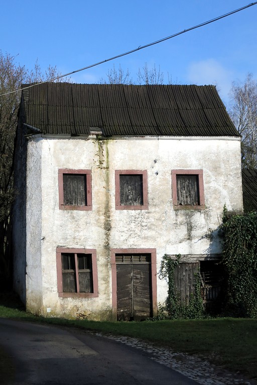 Ein im Verfall befindliches altes Wohngebäude in Irsch, einem historischen Weiler bei Bitburg (2015).