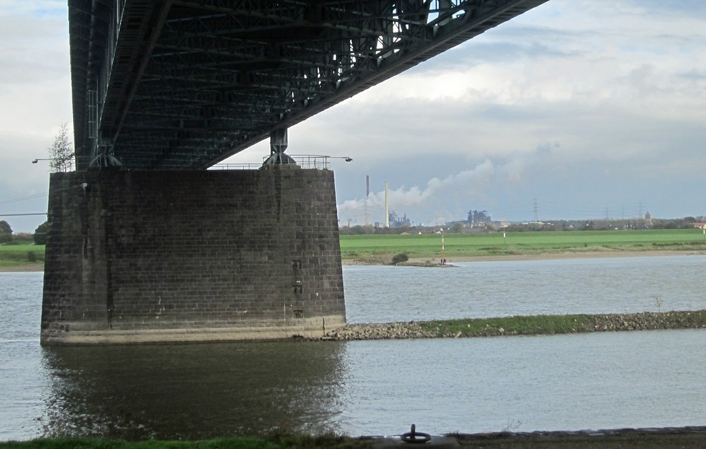 Die Unterseite der Rheinbrücke Uerdingen-Mündelheim von der westlichen Rheinseite aus (2014)