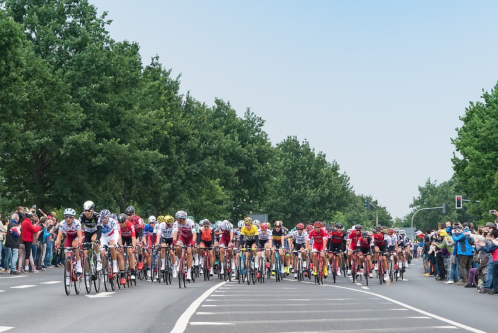 Das Hauptfeld der Tour de France am 2. Juli 2017 auf der Landstraße L 381 bei Kaarst-Büttgen.