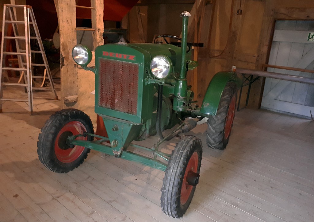 Traktor des von von 1936 bis 1951 gefertigten Typs Deutz WK F1M 414, auch "Bauernschlepper" oder "Elfer Deutz" genannt, in der Ausstellung des LVR-Freilichtmuseums Lindlar (2017)