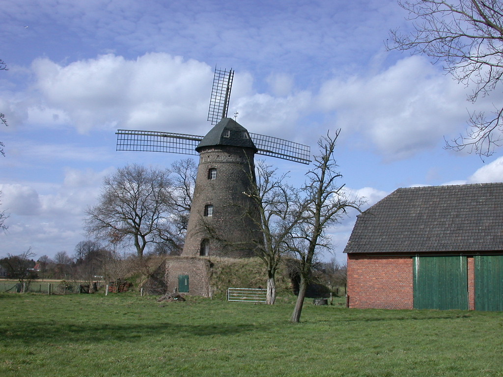 Die Turmwindmühle Holtmann in Schermbeck-Damm, Ansicht von Südosten (2004).