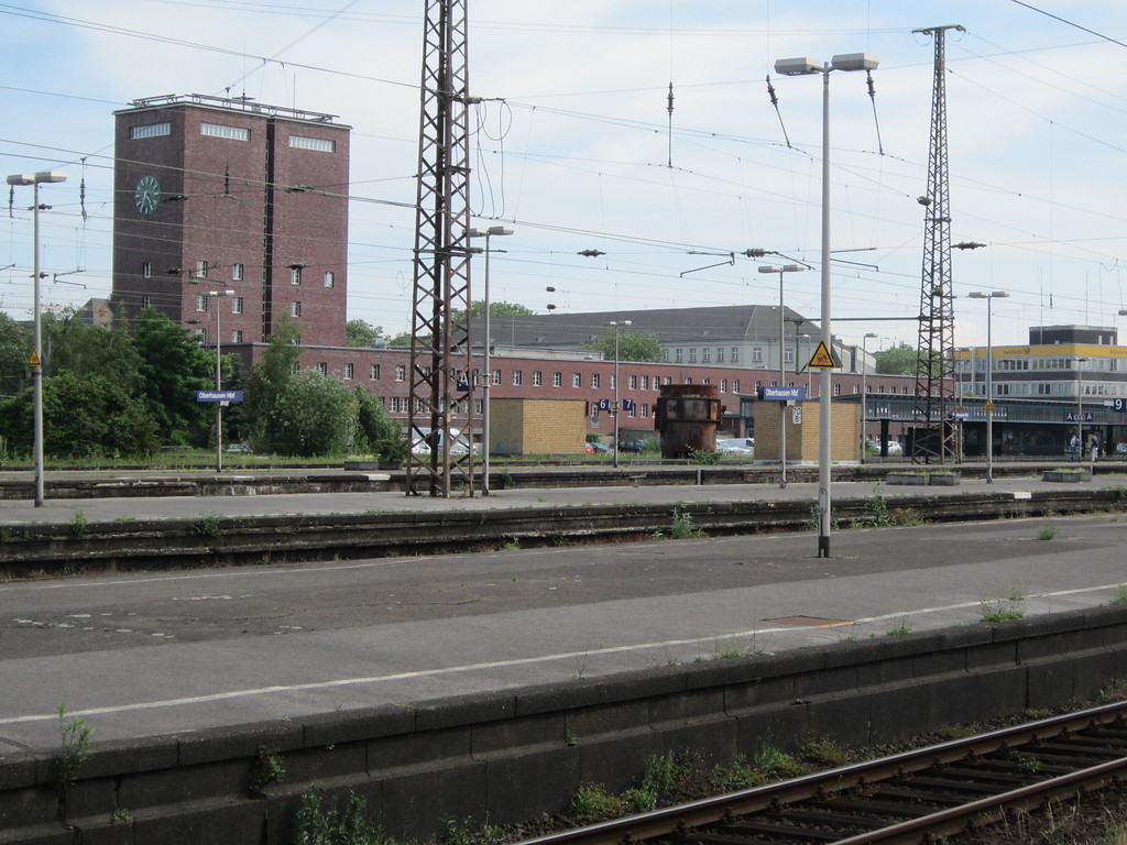 Oberhausen Hauptbahnhof, Blick von Nordwesten über das Gleisfeld auf das Empfangsgebäude (2016)