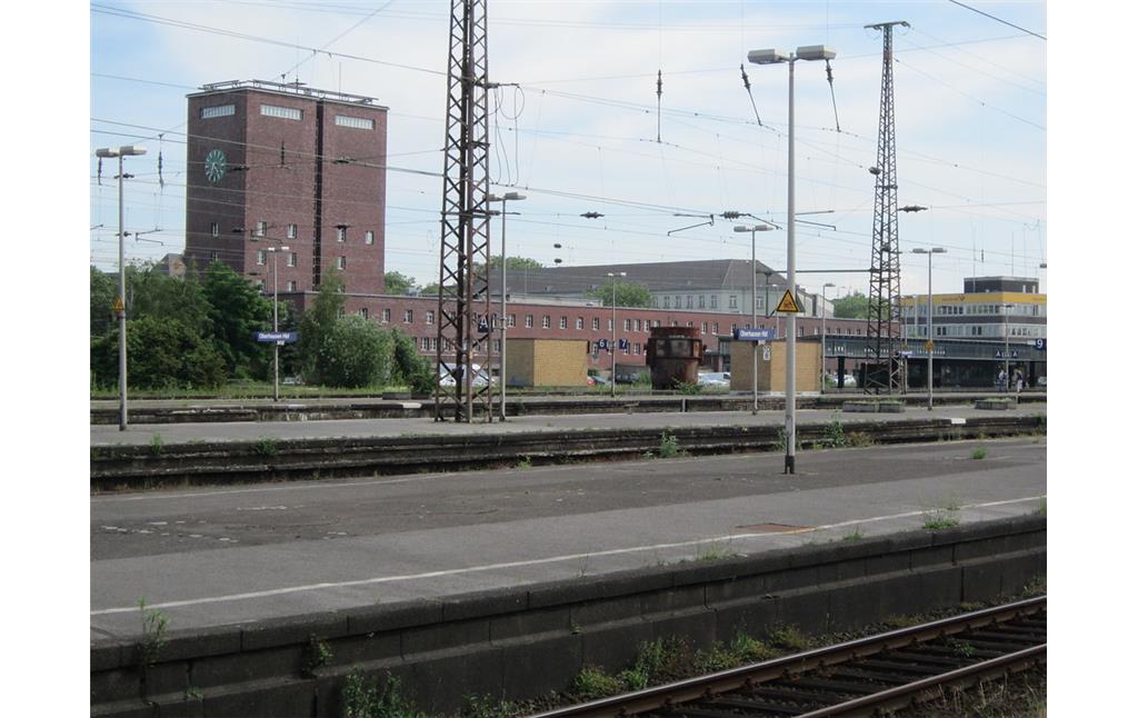 Oberhausen Hauptbahnhof, Blick von Nordwesten über das Gleisfeld auf das Empfangsgebäude (2016)