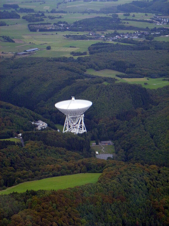 Luftaufnahme des Radioteleskops Effelsberg bei Bad Münstereifel (2011). Blick in nördliche Richtung, im Hintergrund rechts der Bad Münstereifler Stadtteil Wald.