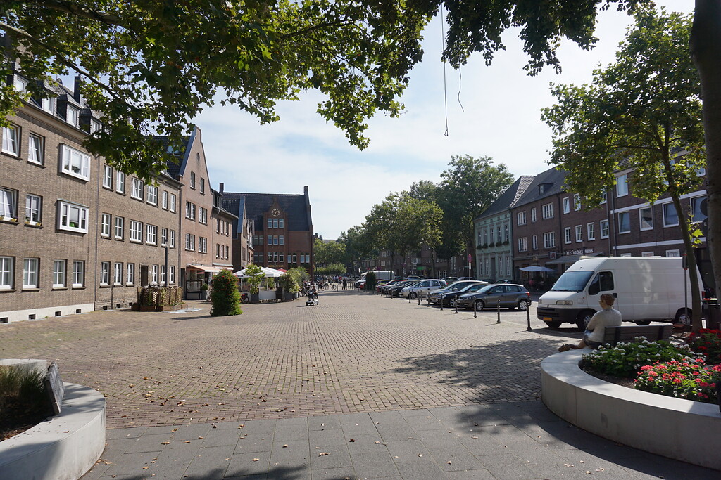 Rees, Marktplatz (2021). Blick von Westen mit Rathaus im Hintergrund