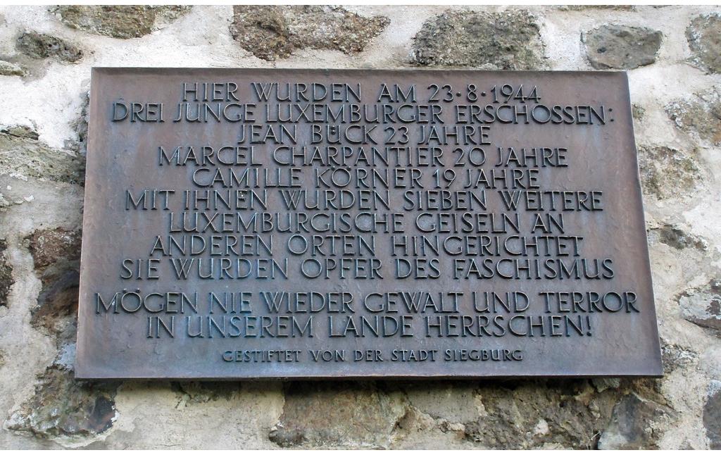 Gedenktafel zur Erinnerung an drei 1944 am Ulrather Hof erschossene luxemburgische Kriegsgefangene der Haftanstalt Siegburg (2017)