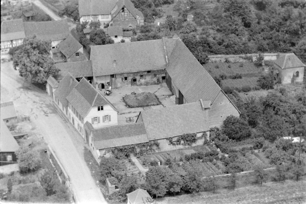 Luftbild des Hofgebäudes Hauptstraße 17 in Weitersweiler noch als Vierseithof (1958)