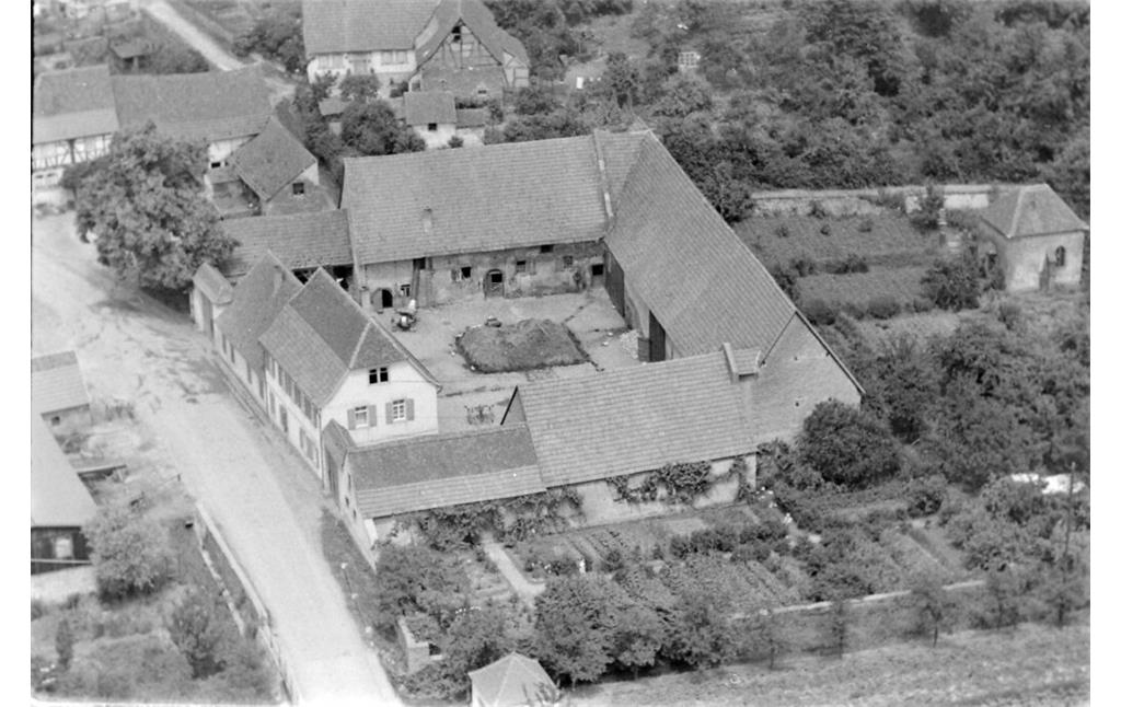 Luftbild des Hofgebäudes Hauptstraße 17 in Weitersweiler noch als Vierseithof (1958)