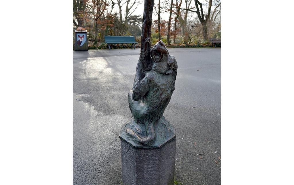Die von dem Bildhauer Josef Pallenberg (1882-1946) im Jahr 1904 geschaffene Bronzeplastik eines Pavian als Laternenträger im Kölner Zoo in Riehl.