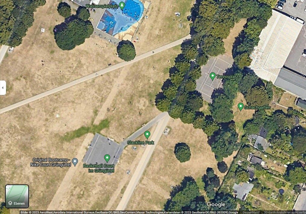 Darstellung des früheren "SABENA-Heliport"-Landeplatzes in Köln auf dem Luftbild unter Google Maps (2023): Ausgewiesen sind am Ort des einstigen Internationalen Hubschrauber-Flugplatzes ein Tennisplatz, ein Slackline Park und ein Basketball Court.