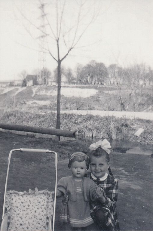 Mädchen mit Puppe am ehemaligen Grubenfeld Krebsekaul in Plaidt (1950er Jahre)