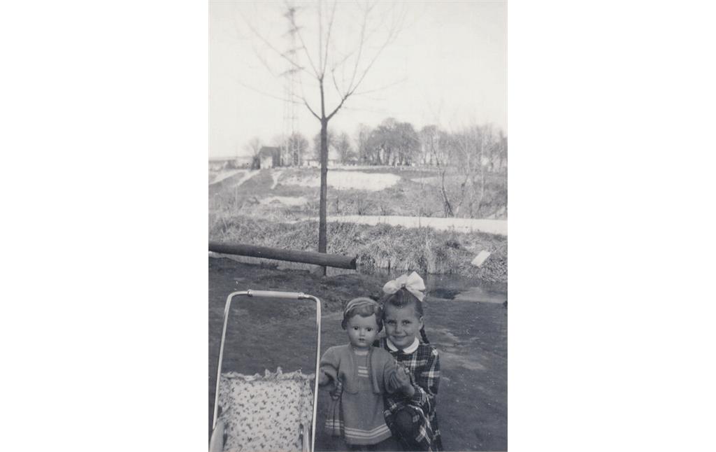 Mädchen mit Puppe am ehemaligen Grubenfeld Krebsekaul in Plaidt (1950er Jahre)