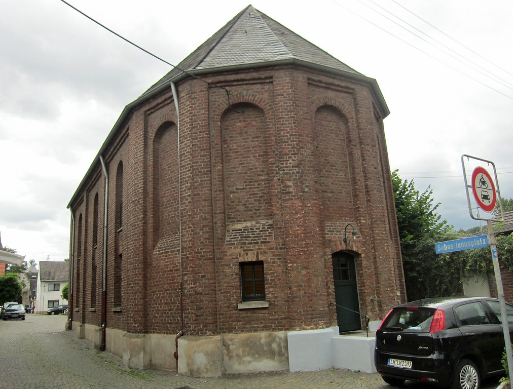 Die Rückansicht der Sankt Sebastianus Kapelle in Hülchrath von der Broichstraße aus (2014)