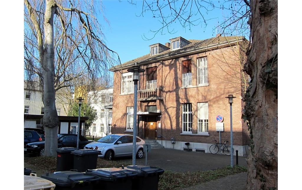 Das heutige Wohnhaus Raiffeisenstraße 1 in Bonn (2015), zeitweise Gästehaus des Landes Bayern.