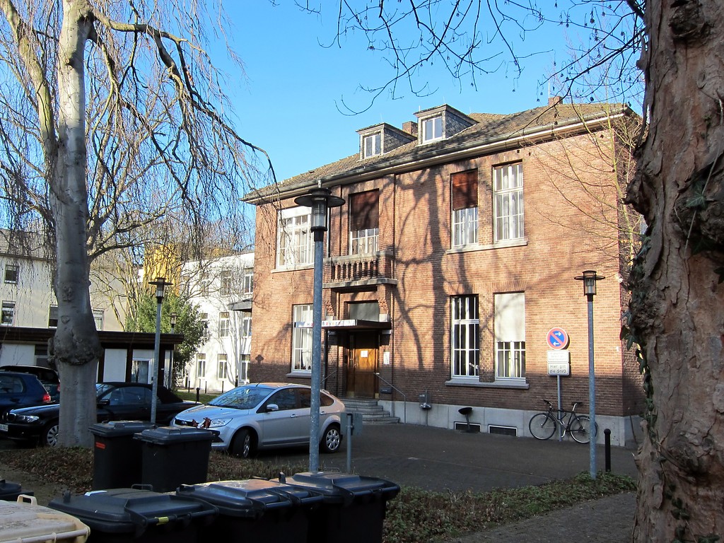 Das heutige Wohnhaus Raiffeisenstraße 1 in Bonn (2015), zeitweise Gästehaus des Landes Bayern.