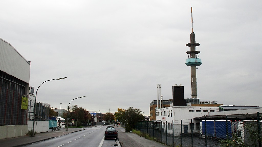 Blick von der Poll-Vingster Straße aus auf den 115 Meter hohen Fernmeldeturm Pollonius in Köln-Poll (2017).