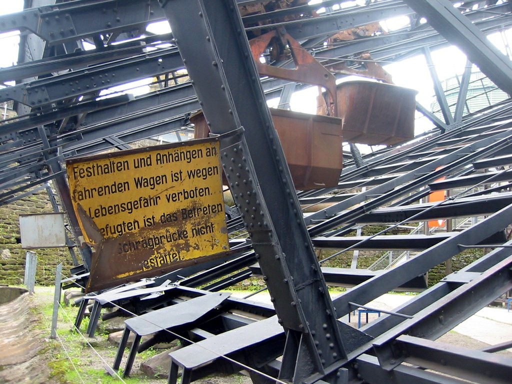 Förderanlage im Bereich der Hochöfen der UNESCO Welterbestätte Völklinger Hütte, links im Bild ein Warnschild (2007).
