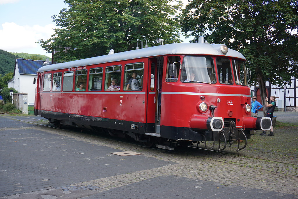 Schleiden-Olef, Denkmalbereich. Triebwagen VT23 der Rhein-Sieg-Eisenbahn auf dem 'Plan' (Dreiecksplatz) (2017)