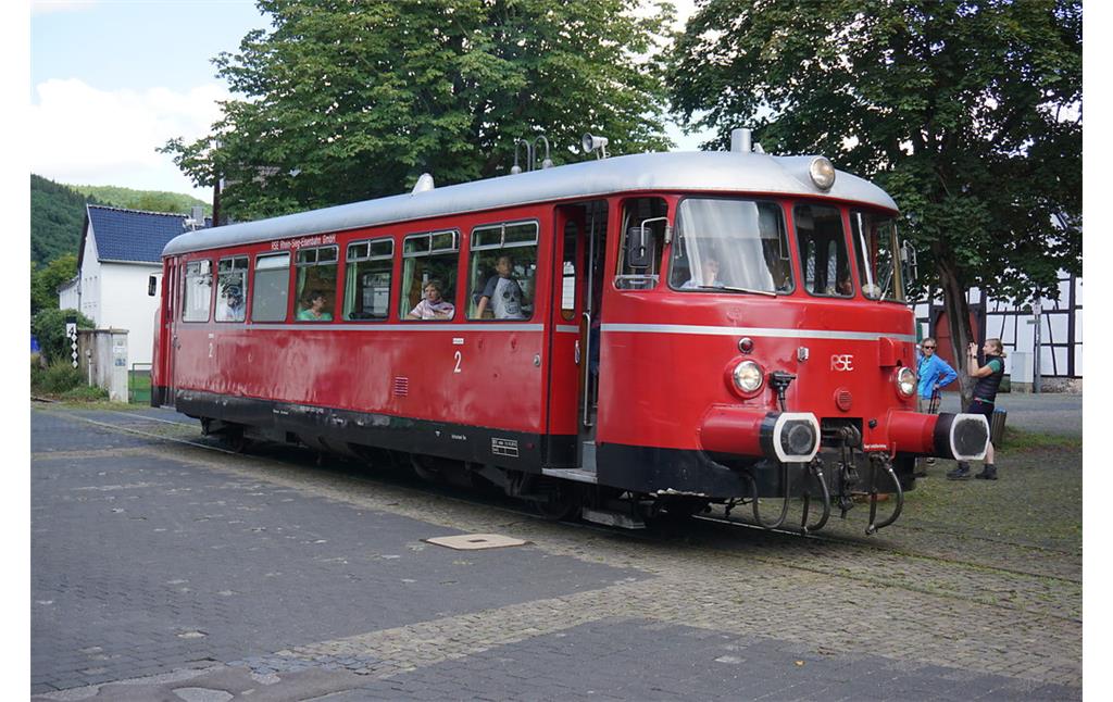 Schleiden-Olef, Denkmalbereich. Triebwagen VT23 der Rhein-Sieg-Eisenbahn auf dem 'Plan' (Dreiecksplatz) (2017)
