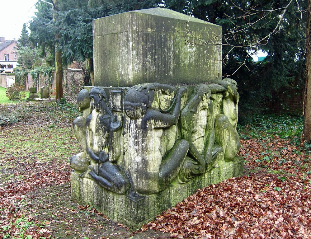Nord- und Ostseite des durch den deutsch-jüdischen Bildhauer Benno Elkan (1877-1960) geschaffenen Grabdenkmals (Großstein) der Familie Ludwig Hans Wettendorf auf dem jüdischen Friedhof Roßweide in Wickrath (2015)