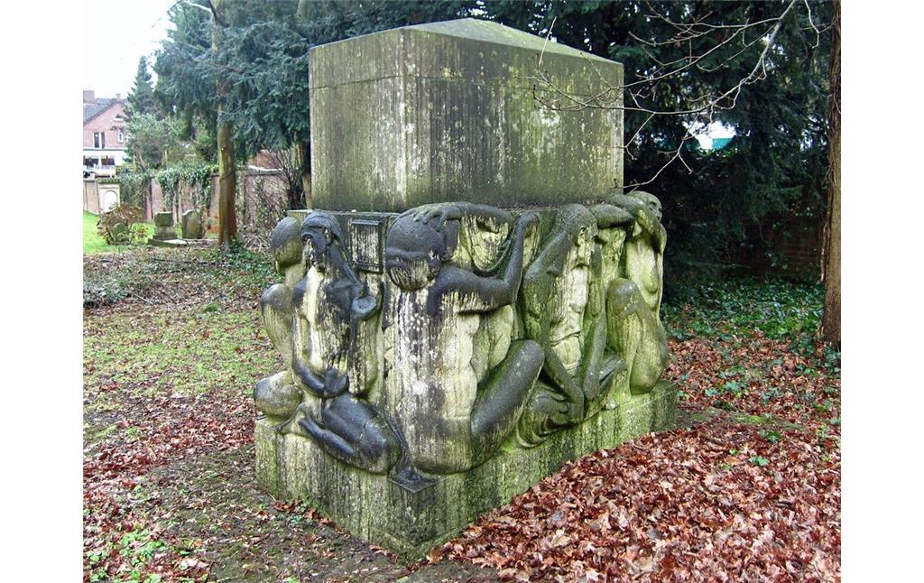 Nord- und Ostseite des durch den deutsch-jüdischen Bildhauer Benno Elkan (1877-1960) geschaffenen Grabdenkmals (Großstein) der Familie Ludwig Hans Wettendorf auf dem jüdischen Friedhof Roßweide in Wickrath (2015)