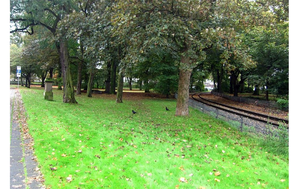 Das Gelände an der "Alten Friedhofstraße", auf dem sich vermutlich einmal der jüdische Friedhof an der Duisburger Straße in Krefeld-Uerdingen befand. Es wurde zum Teil mit Bahnanlagen überbaut (2014).