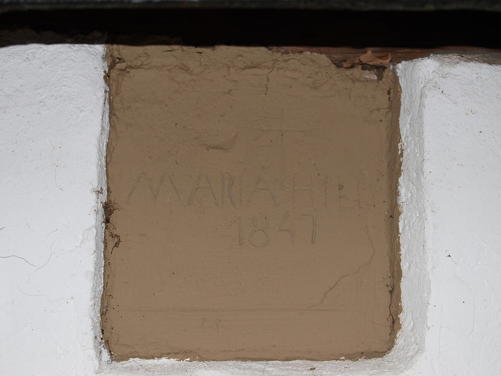 Inschrift über der Tür der Maria-Hilf-Kapelle in Seibersbach (2015): "Maria Hilf 1841".