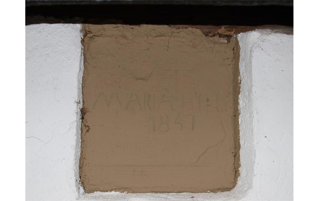 Inschrift über der Tür der Maria-Hilf-Kapelle in Seibersbach (2015): "Maria Hilf 1841".