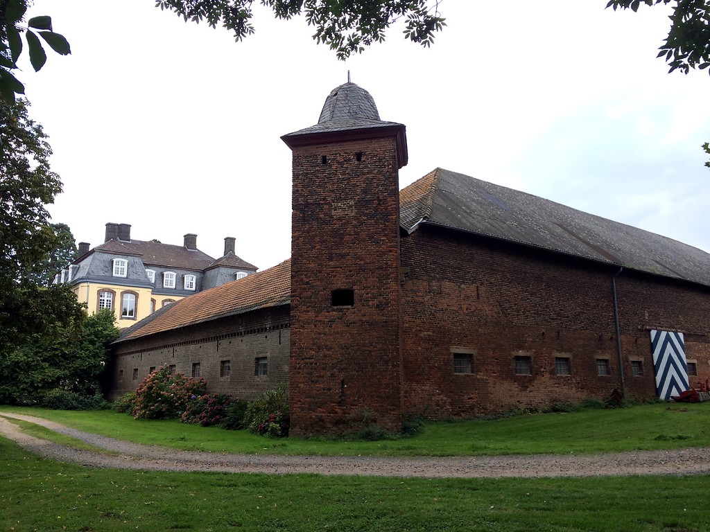 Ein Teil der Vorburg und des Herrenhauses der großen Burg in Kleinbüllesheim bei Euskirchen (2014)