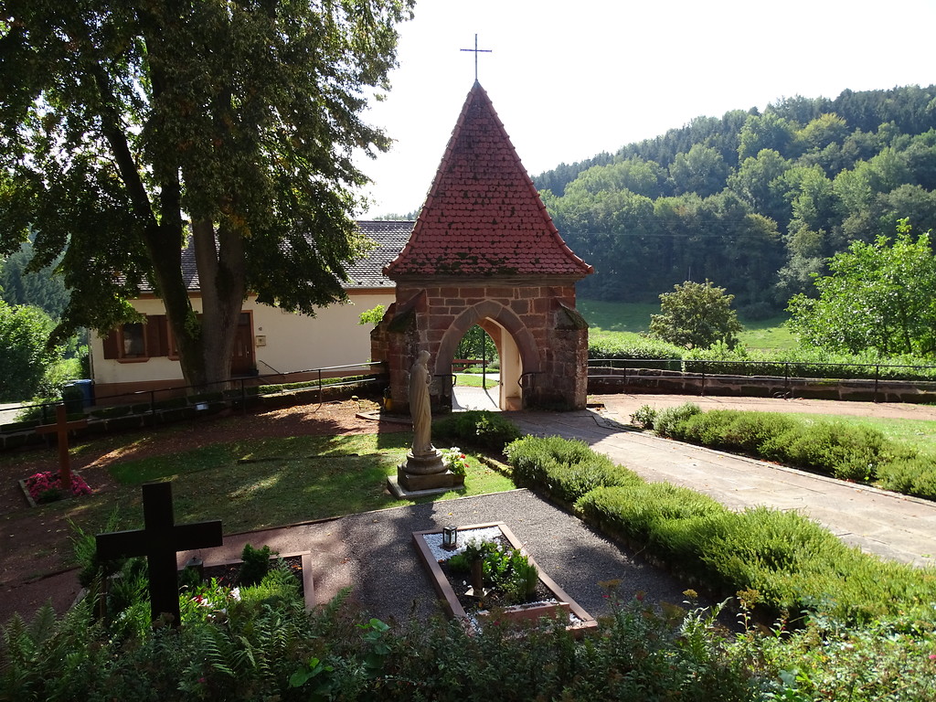 Torhaus bei der Kirche Mariä Himmelfahrt in Labach (2018)