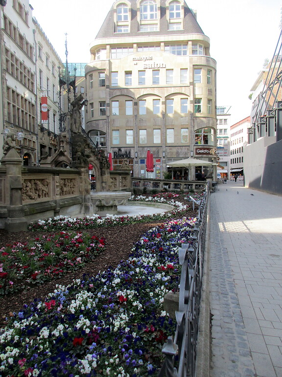 Der Heinzelmännchenbrunnen Köln von Westen aus gesehen (2020), links dahinter befindet sich das Brauhaus "Früh am Dom."