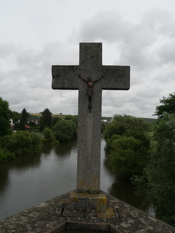 Gedenkkreuz aus dem Jahre 1948, das auf die Wiedererrichtung der nach dem Krieg zerstörten Brücke hinweist (2017)