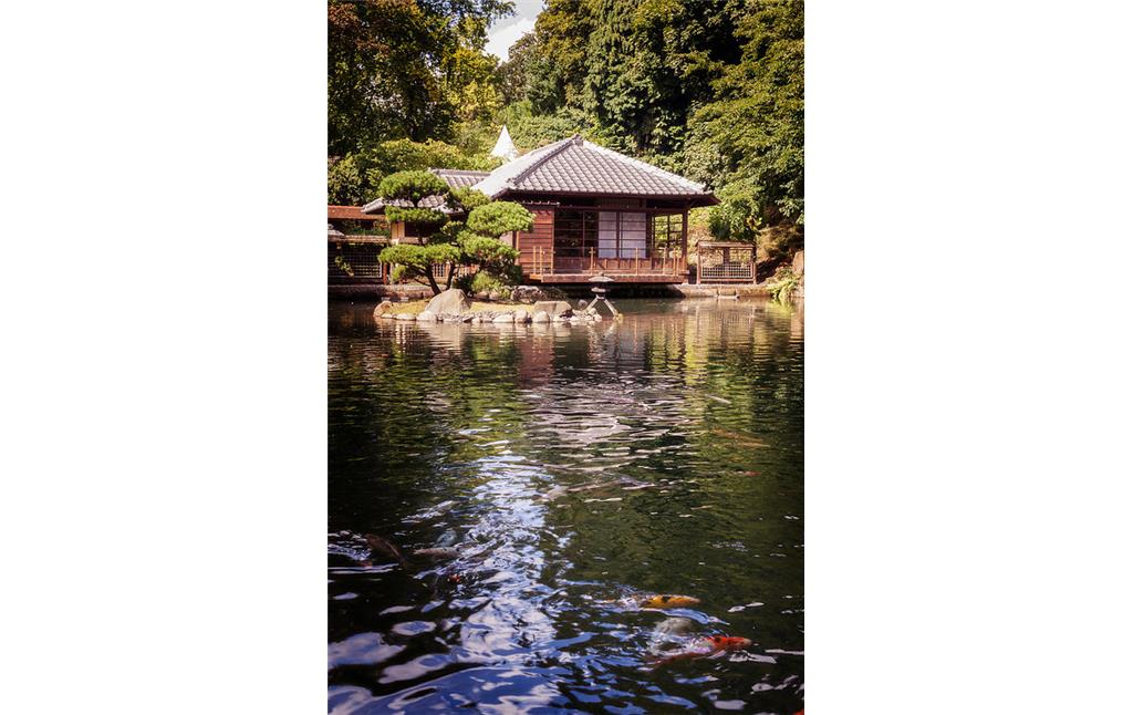 An einem Teich gelegener Pavillon im Japanischen Garten in Kaiserslautern (2012)
