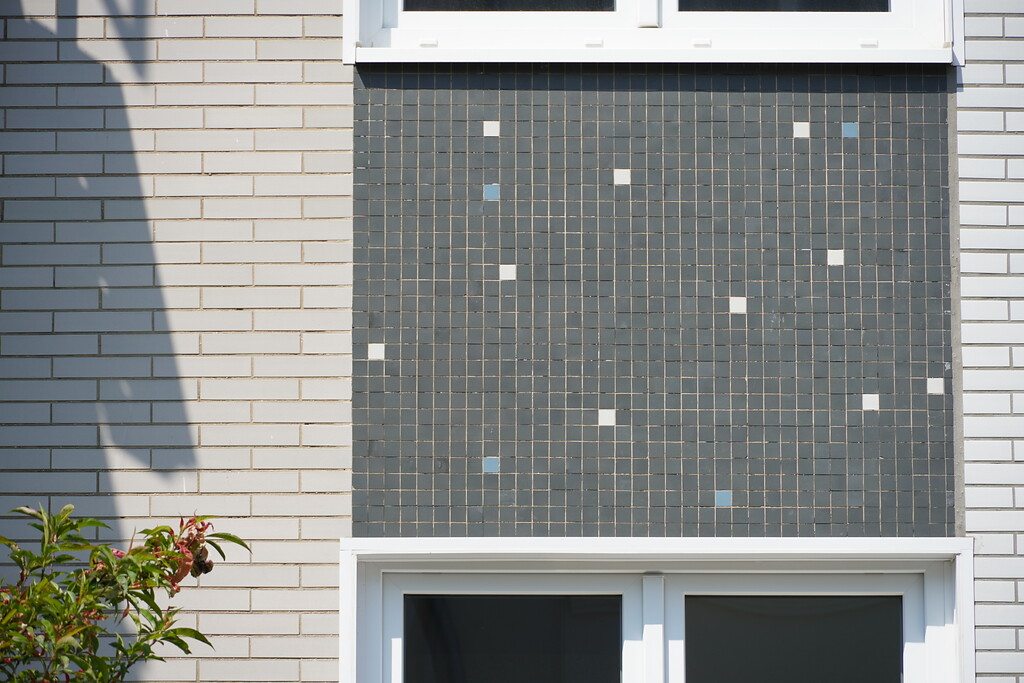 Kacheln an der Fassade des Wohnhauses in der Uhlandstraße 11 in Lindenthal (2022)